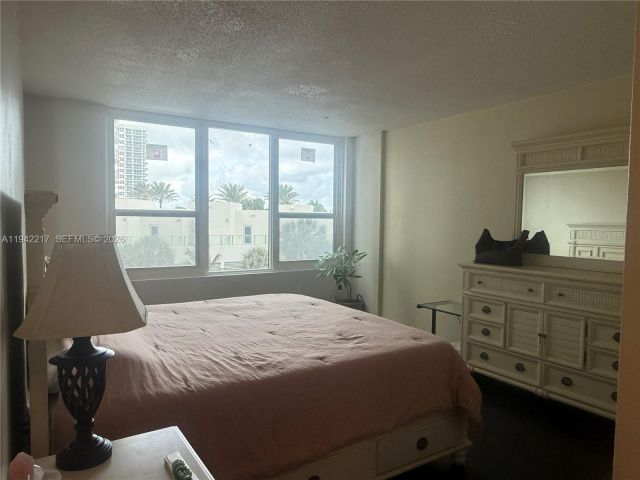 2-bedroom condo for sale in Hollywood - 3505 S Ocean Dr 310 - MondialRealty