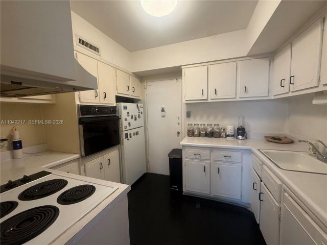 2-bedroom condo for sale in Hollywood - 3505 S Ocean Dr 310 - MondialRealty