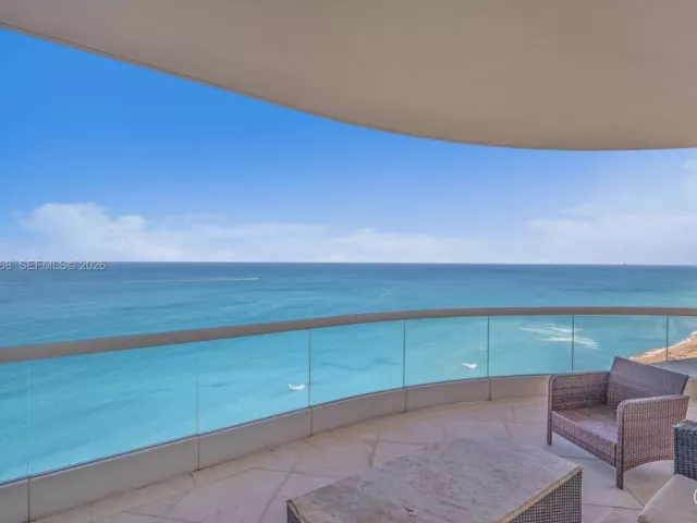 3-bedroom condo for rent in Sunny Isles Beach - 16051 Collins Ave 2001 - MondialRealty