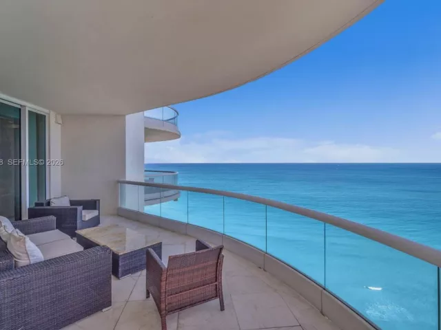 3-bedroom condo for rent in Sunny Isles Beach - 16051 Collins Ave 2001 - MondialRealty