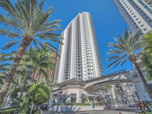 3-bedroom condo for rent in Sunny Isles Beach - 16051 Collins Ave 2001 - MondialRealty