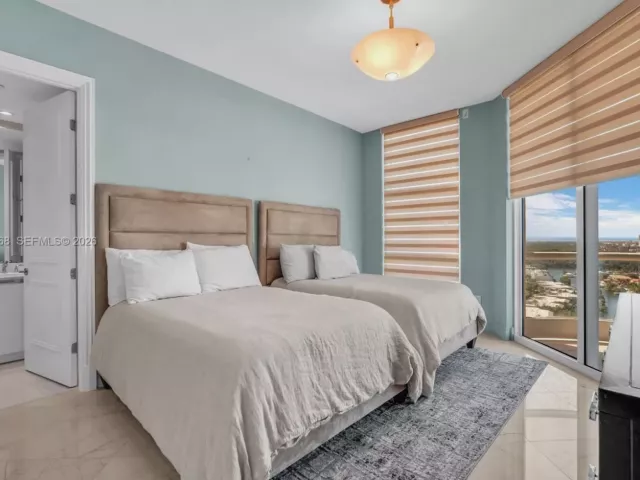 3-bedroom condo for rent in Sunny Isles Beach - 16051 Collins Ave 2001 - MondialRealty