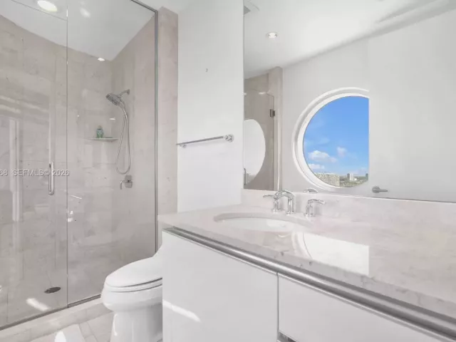 3-bedroom condo for rent in Sunny Isles Beach - 16051 Collins Ave 2001 - MondialRealty