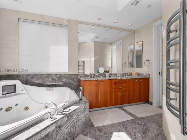 3-bedroom condo for rent in Sunny Isles Beach - 16051 Collins Ave 2001 - MondialRealty