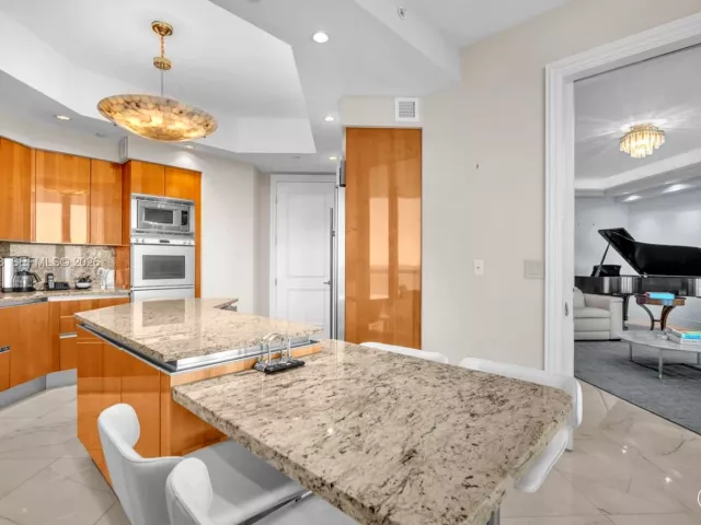 3-bedroom condo for rent in Sunny Isles Beach - 16051 Collins Ave 2001 - MondialRealty