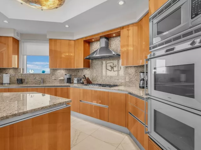 3-bedroom condo for rent in Sunny Isles Beach - 16051 Collins Ave 2001 - MondialRealty