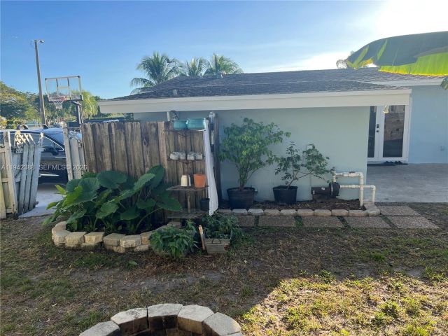3-bedroom home for rent in Miami - 8801 SW 42nd St - MondialRealty