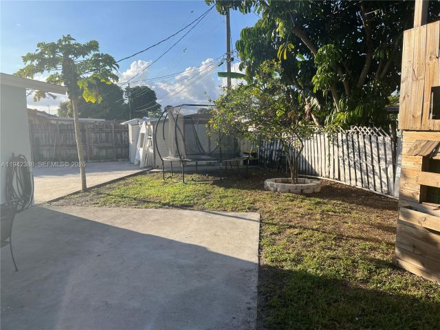 3-bedroom home for rent in Miami - 8801 SW 42nd St - MondialRealty
