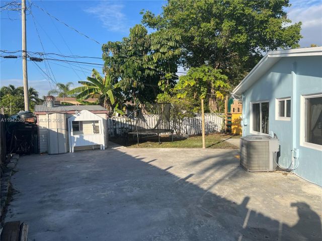 3-bedroom home for rent in Miami - 8801 SW 42nd St - MondialRealty