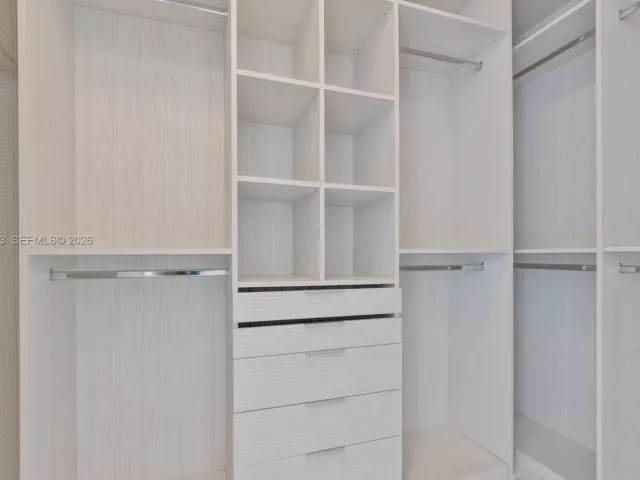 2-bedroom condo for rent in Sunny Isles Beach - 17475 Collins Ave 2003 - MondialRealty