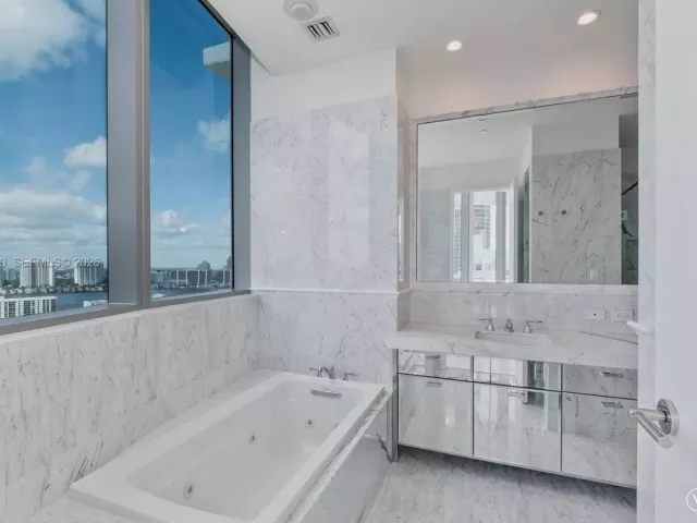 2-bedroom condo for rent in Sunny Isles Beach - 17475 Collins Ave 2003 - MondialRealty