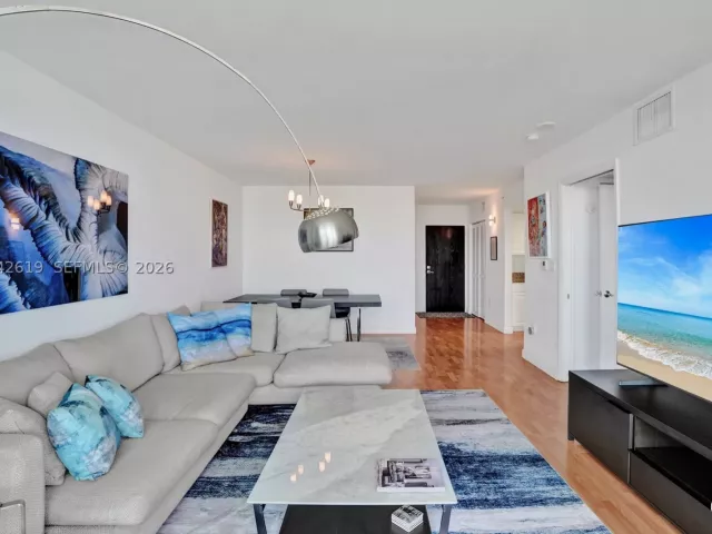 1-bedroom condo for sale in Miami Beach - 90 Alton Rd 807 - MondialRealty