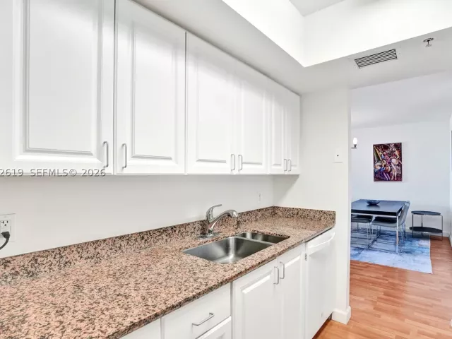 1-bedroom condo for sale in Miami Beach - 90 Alton Rd 807 - MondialRealty