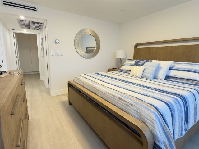 2-bedroom condo for rent in Miami Beach - 5161 Collins Ave 715 - MondialRealty