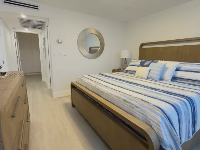 2-bedroom condo for rent in Miami Beach - 5161 Collins Ave 715 - MondialRealty