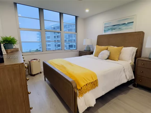 2-bedroom condo for rent in Miami Beach - 5161 Collins Ave 715 - MondialRealty