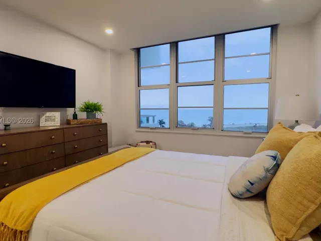 2-bedroom condo for rent in Miami Beach - 5161 Collins Ave 715 - MondialRealty