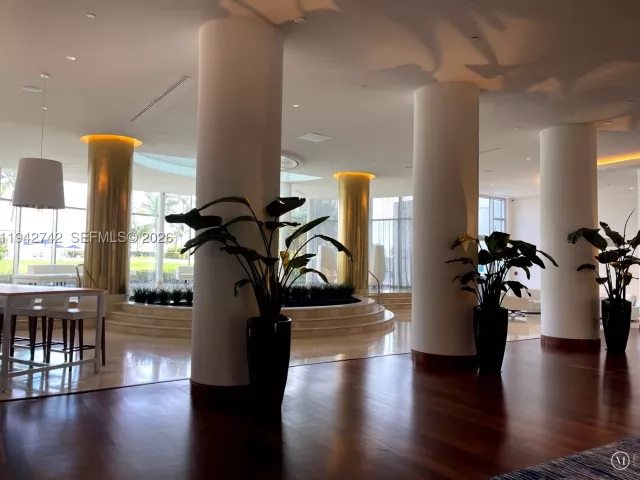 2-bedroom condo for rent in Miami Beach - 5161 Collins Ave 715 - MondialRealty