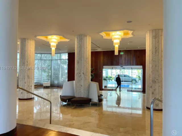 2-bedroom condo for rent in Miami Beach - 5161 Collins Ave 715 - MondialRealty