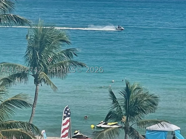 2-bedroom condo for rent in Miami Beach - 5161 Collins Ave 715 - MondialRealty