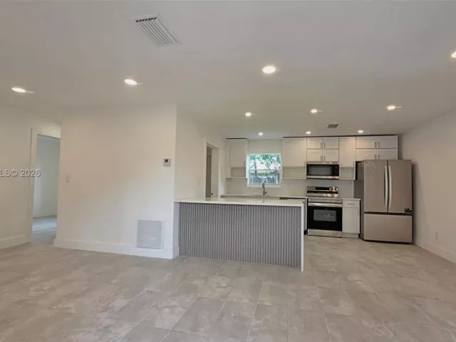 4-bedroom home for rent in Pompano Beach - 1700 N Cypress Rd - MondialRealty