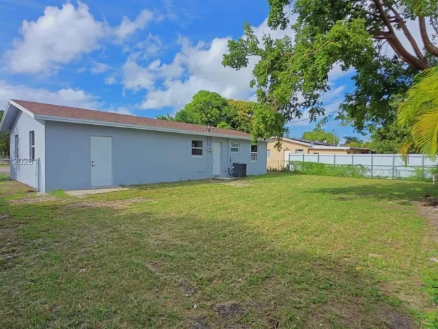 4-bedroom home for rent in Pompano Beach - 1700 N Cypress Rd - MondialRealty