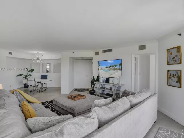 3-bedroom condo for sale in Aventura - 1000 E Island Blvd 503 - MondialRealty