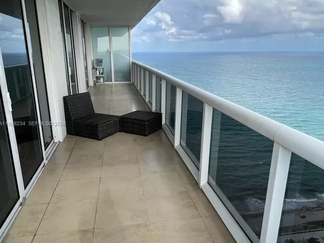 2-bedroom condo for sale in Hallandale Beach - 1830 S Ocean Dr 3006 - MondialRealty