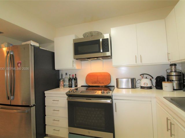 2-bedroom condo for sale in Hallandale Beach - 2500 Parkview Dr 315 - MondialRealty
