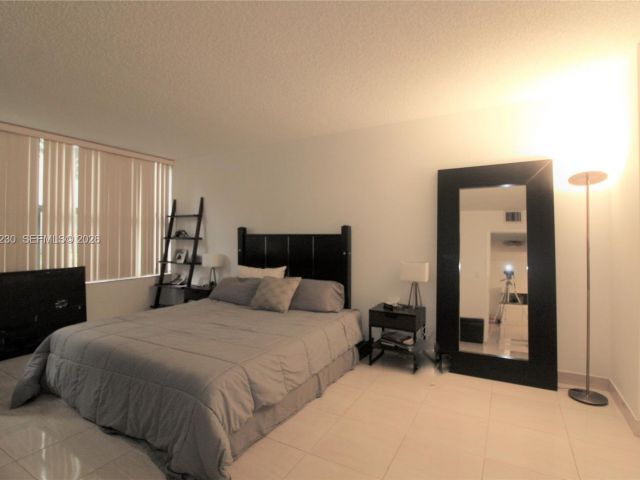 2-bedroom condo for sale in Hallandale Beach - 2500 Parkview Dr 315 - MondialRealty