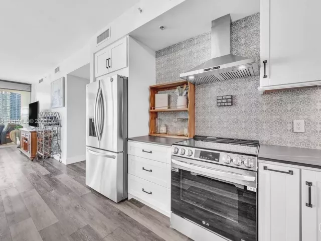 2-bedroom condo for sale in Miami - 90 SW 3rd St 2604 - MondialRealty