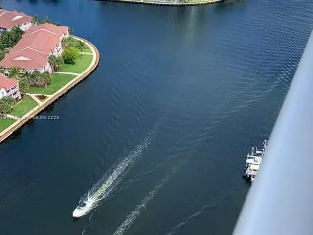 3-bedroom condo for sale in Hollywood - 4010 S Ocean Dr R3004 - MondialRealty