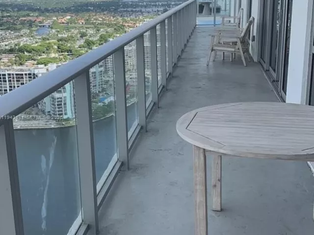 3-bedroom condo for sale in Hollywood - 4010 S Ocean Dr R3004 - MondialRealty