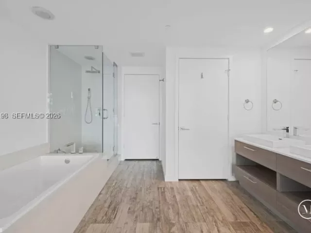 2-bedroom condo for sale in Miami - 650 NE 32nd St 602 - MondialRealty