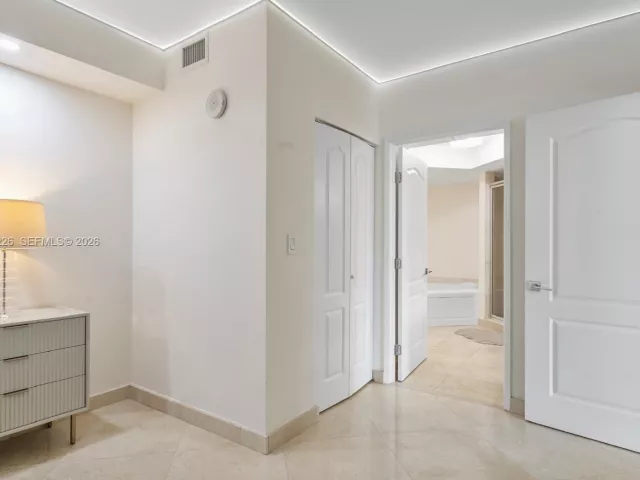 3-bedroom condo for rent in Sunny Isles Beach - 17555 Atlantic Blvd 508 - MondialRealty