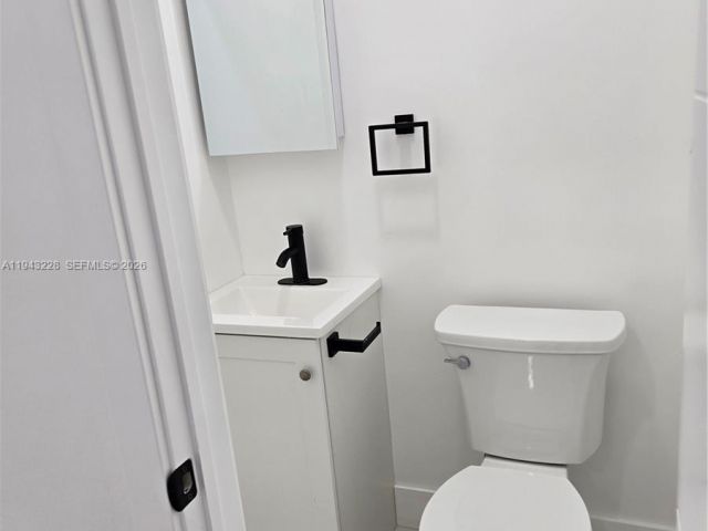 2-bedroom home for rent in North Miami - 987 NE 145 B - MondialRealty