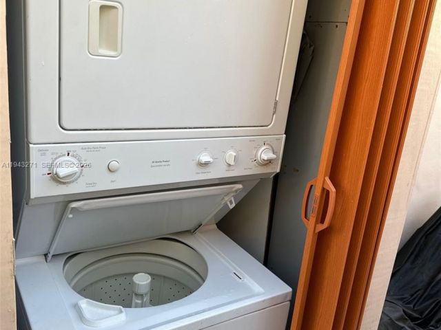 2-bedroom home for rent in Hollywood - 1610 N Hayes Str B - MondialRealty