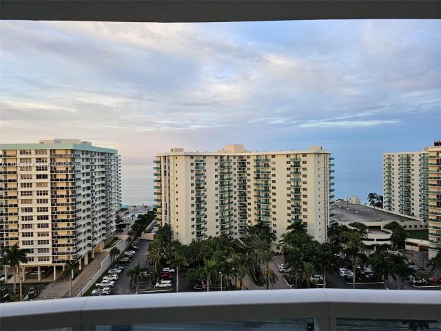 2-bedroom condo for sale in Hollywood - 3800 E Ocean Dr 1518 - MondialRealty