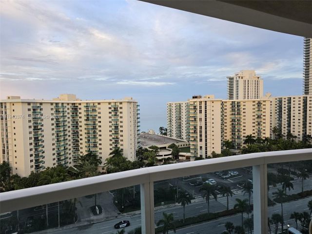 2-bedroom condo for sale in Hollywood - 3800 E Ocean Dr 1518 - MondialRealty