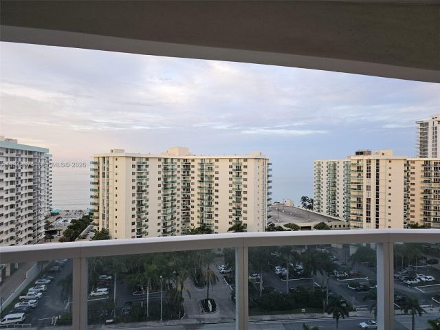 2-bedroom condo for sale in Hollywood - 3800 E Ocean Dr 1518 - MondialRealty