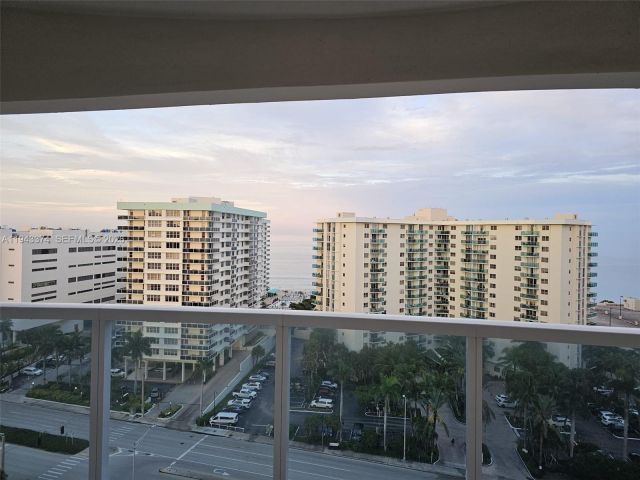 2-bedroom condo for sale in Hollywood - 3800 E Ocean Dr 1518 - MondialRealty