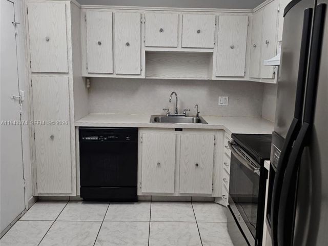 2-bedroom condo for sale in Hollywood - 3800 E Ocean Dr 1518 - MondialRealty