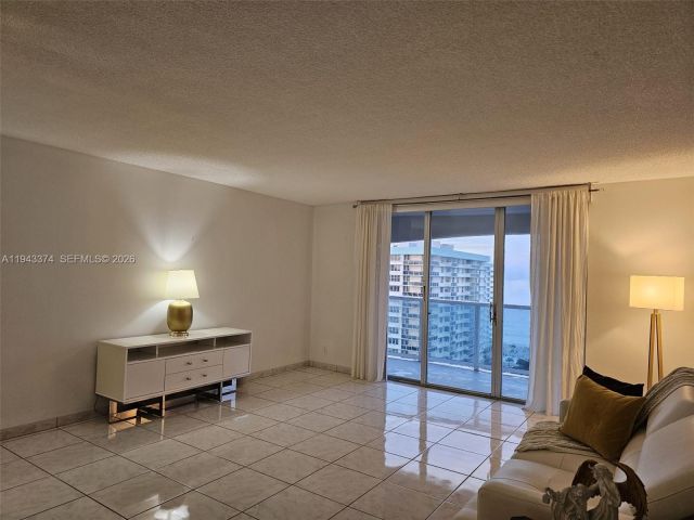 2-bedroom condo for sale in Hollywood - 3800 E Ocean Dr 1518 - MondialRealty
