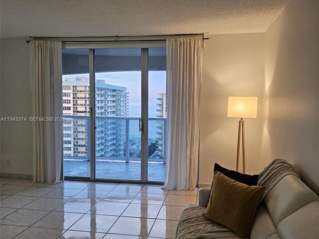 2-bedroom condo for sale in Hollywood - 3800 E Ocean Dr 1518 - MondialRealty