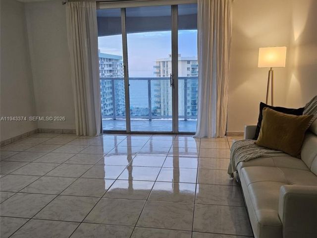2-bedroom condo for sale in Hollywood - 3800 E Ocean Dr 1518 - MondialRealty