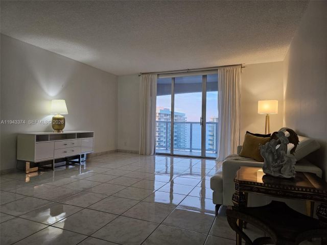 2-bedroom condo for sale in Hollywood - 3800 E Ocean Dr 1518 - MondialRealty