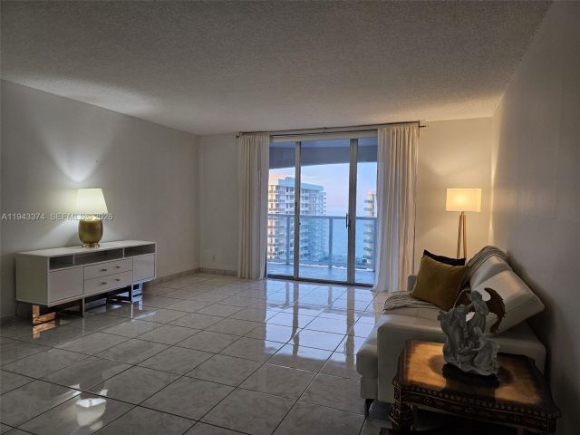 2-bedroom condo for sale in Hollywood - 3800 E Ocean Dr 1518 - MondialRealty