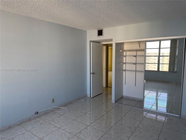 2-bedroom condo for sale in Hollywood - 3800 E Ocean Dr 1518 - MondialRealty