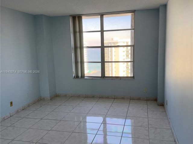 2-bedroom condo for sale in Hollywood - 3800 E Ocean Dr 1518 - MondialRealty