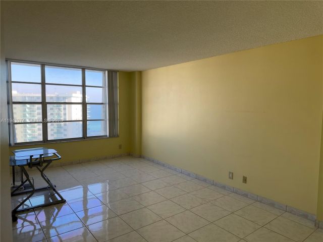 2-bedroom condo for sale in Hollywood - 3800 E Ocean Dr 1518 - MondialRealty